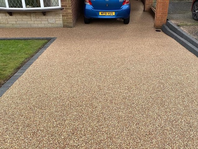 very easy to clean completed resin driveway L11 1 completed
